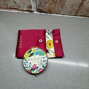 Gucci Beauty Floral Compact mirror with Pink Pouch